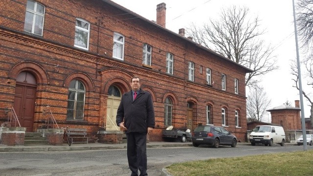Skoro budynek stoi pusty i niszczeje, to możemy go wykorzystać - wyjaśnia Andrzej Puławski, wójt gminy Murów.