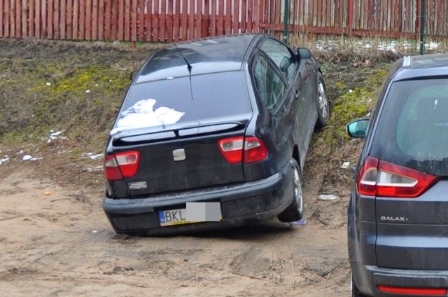 Czarek przesłał nam zdjęcie mistrza kierownicy z Kolna, który w tak niecodzienny sposób zaparkował swoje auto przy ul. Zachodniej 14 w Białymstoku