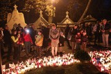 Wszystkich Świętych 2022. Mrok rozświetlają tysiące zniczy na krakowskich cmentarzach