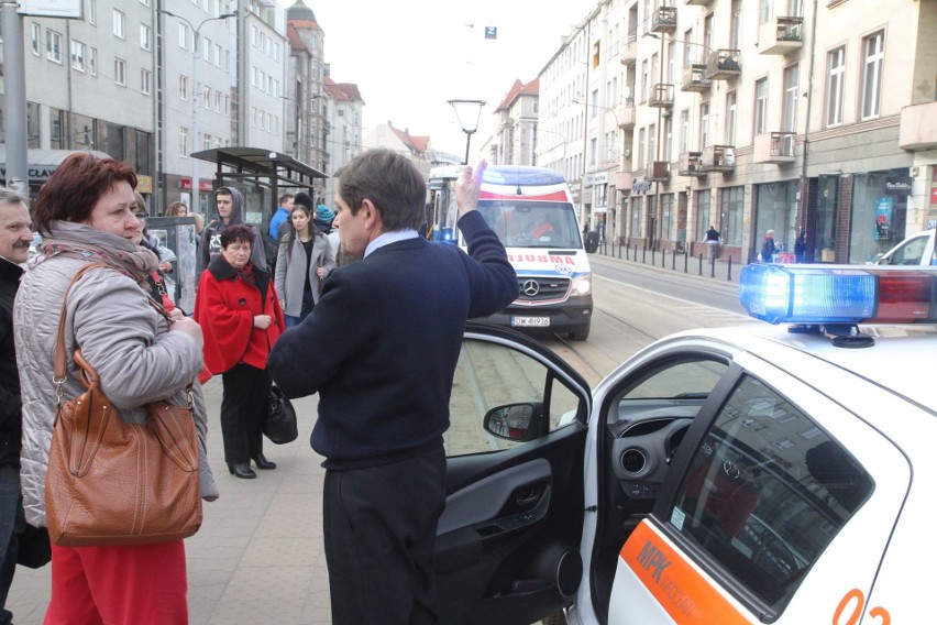 Karetka zablokowała torowisko. Reanimacja na przystanku na Piłsudskiego