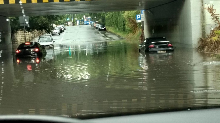 Burza nad Krakowem, zalane drogi i przejazdy