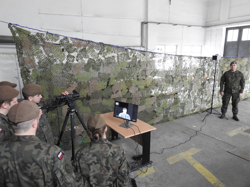Żołnierze Wojsk Obrony Terytorialnej z Radomia i Grójca testują urządzenia do pomiaru temperatury