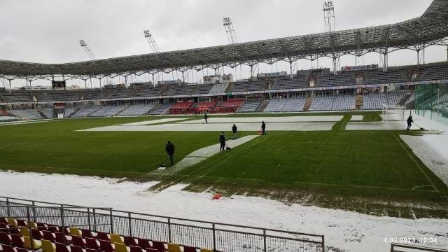 PKO Ekstraklasa. Tak murawa na Suzuki Arenie przygotowywana jest do poniedziałkowego meczu Korony Kielce z Cracovią