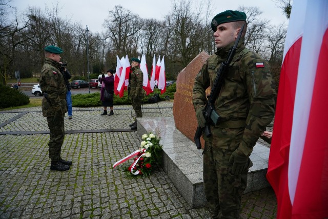 1 lutego, w 79. rocznicę zakończenia niemieckiej okupacji Torunia, pod pomnikiem "Ku czci Poległych i Pomordowanych przez hitlerowskiego najeźdźcę w latach 1939-1945" złożone zostały kwiaty