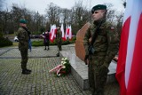 Kwiaty pod pomnikiem. Toruń uczcił 79. rocznicę końca niemieckiej okupacji miasta