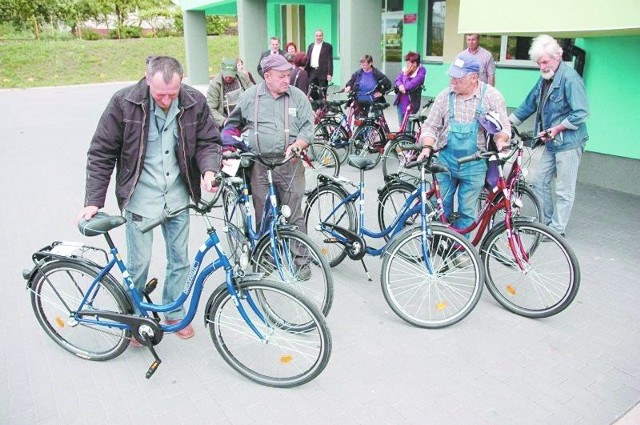 Bezrobotni odebrali już swoje nowe rowery. Zdaniem piskich urzędników mają one pomóc im w dojeździe i utrzymaniu pracy.
