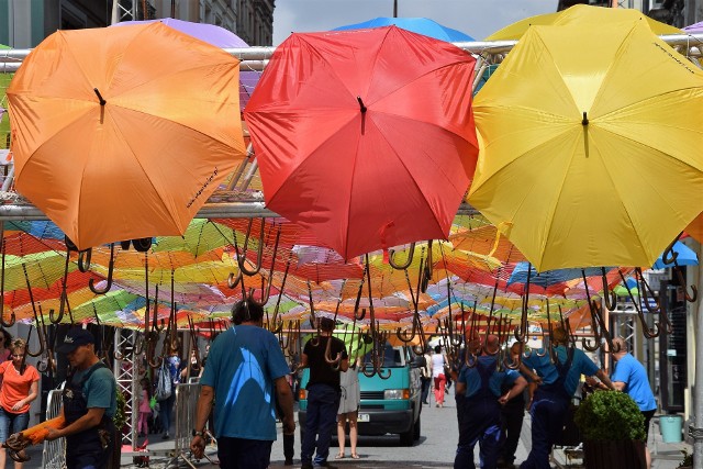 Na inowrocławskiej „Królówce” pojawiła się już konstrukcja z kolorowymi parasolkami, która stała się symbolem organizowanego od kilku lat Art Ino Festiwal. Na tle parasolek mieszkańcy Inowrocławia i goście naszego miasta będą mogli robić sobie zdjęcia do końca tygodnia.Przypomnijmy, że w najbliższą sobotę, 14 lipca o godz. 16.00 odbędzie się Uliczny Festiwal Żywych Rzeźb i Art Ino Festiwal. Inowrocławski Rynek zamieni się w krainę szczudlarzy, żonglerów i bicyklistów. W centrum naszego miasta staną żywe rzeźby, które wywołują podziw nie tylko miłośników sztuki ulicznej.	 W to sobotnie popołudnie dla uczestników imprezy zaplanowano wyśmienite atrakcje – fakir show, pokaz iluzji Pana Li czy rowerowe show. Będzie okazja wziąć udział w nauce jazdy na monocyklu i w warsztatach charakteryzacji filmowej. Chętni pod profesjonalnym okiem, będą próbować sztuki żonglowania i skręcania balonów. Dmuchańce, koło fortuny, kolorowy fryzjer, malowanie twarzy i zwiedzanie wagonika tramwajowego to kolejne atrakcje, z których skorzystają uczestnicy wydarzenia.Adriana Herrmann Urząd Miasta Inowrocławia