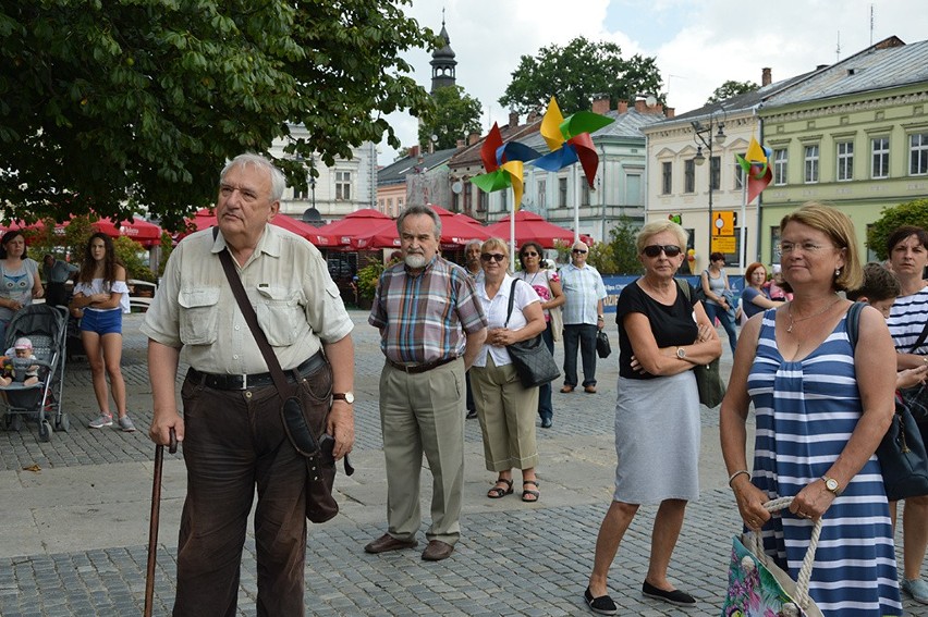 Krakowskie pawie piórka i gruzińskie śpiewy na estradzie przed ratuszem [ZDJĘCIA]