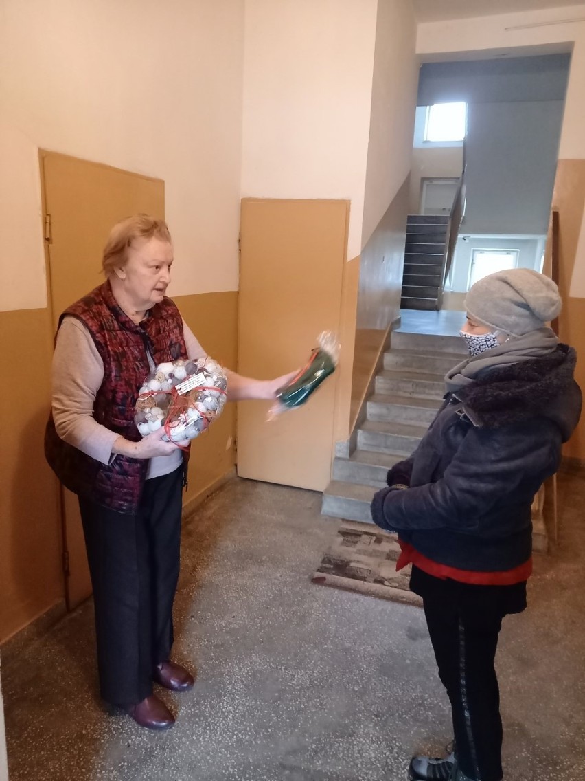 Seniorzy z Kielc dostali prezenty a w zamian wręczyli gościom swoje przetwory [ZDJĘCIA] 