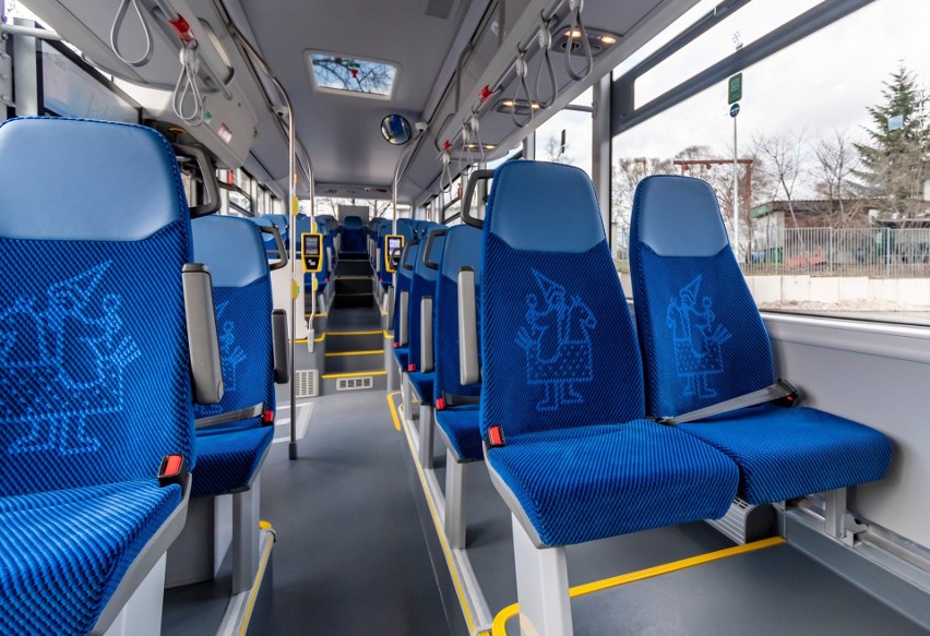 W Krakowie pojawiło się 10 nowych autobusów z lwem. Trafią na linie aglomeracyjne