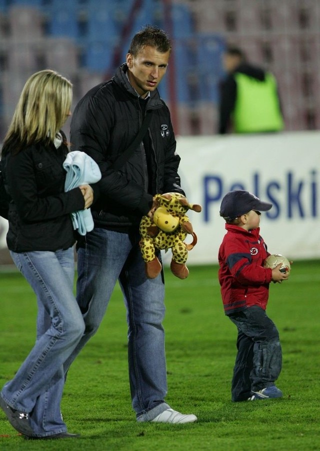 Tomasz Parzy z żoną Celestyną i synem Kacprem po meczu Pogoń - Bełchatów w październiku tego roku.