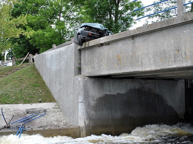 Dębowo: Wypadek na moście. Pijana 21-latka w golfie (zdjęcia)