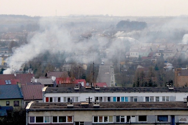 Miasteczka i wsie zasnute ciemnym dymem pochodzącym ze spalania marnej jakości węgla i odpadów to jesienno-zimowa codzienność na Opolszczyźnie.