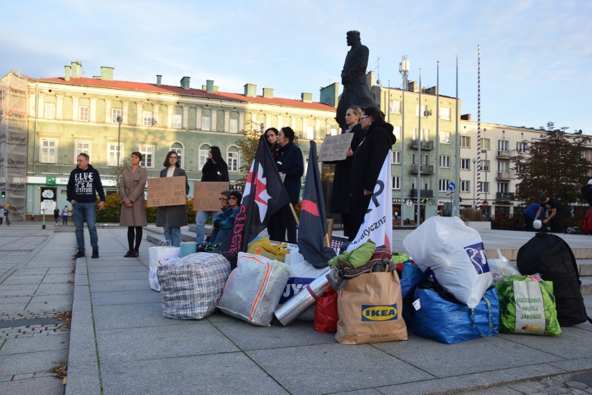 Protest w sprawie migrantów w Częstochowie. Zbierano dary...