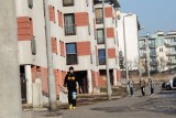Toruń. Wielka kolejka po socjalne "M"! Zakaz eksmisji wiąże ręce miastu: niepłacących lokatorów od 1,5 roku komornik nie ruszy 