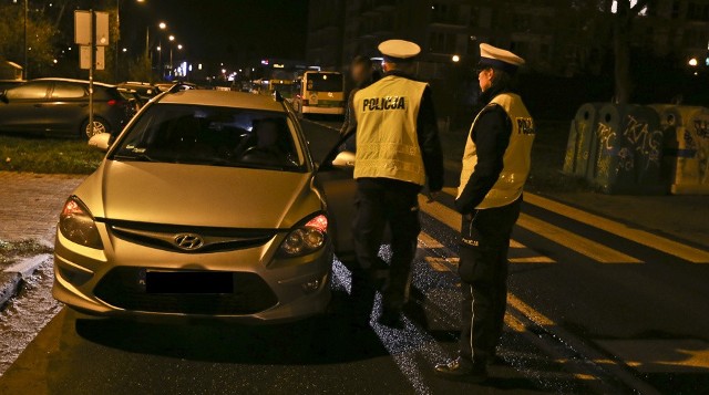 Do wypadku doszło w piątek, 17 listopada, wieczorem na przejściu dla pieszych przy ul. Zawadzkiego Zośki w Zielonej Górze. Kierujący hyundaiem potrącił matkę z synem, który próbował odepchnąć kobietę z pasów.Do zdarzenia doszło na prostym odcinku drogi. 70-latka szła ze swoim synem po pasach. Wtedy od strony ul. Wyszyńskiego nadjechał hyundai, którego kierowca najprawdopodobniej nie zauważył ich na przejściu.Mężczyzna zauważył zbliżające się auto i próbował ratować matkę przed potrąceniem wypychając ją z pasów. Niestety oboje zostali potrąceni.Na miejsce przyjechała karetka pogotowia ratunkowego. Kobieta została zabrana do szpitala. Ma między innymi złamaną nogę. Mężczyzna doznał ogólnym potłuczeń.Zobacz też: Najnowszy Magazyn Informacyjny GL (17.11.2017)