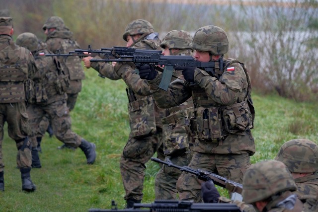 W sobotę nad Sanem w Przemyślu, 80 żołnierzy obrony terytorialnej 34 Batalionu Lekkiej Piechoty w Jarosławiu, odbyło szkolenie rotacyjne. Ćwiczenia obejmowały szkolenie ogniowe, w trakcie którego użyte zostały środki pozoracji pola walki - "ślepa amunicja".