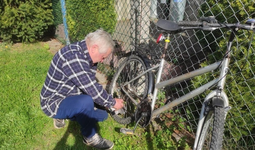 Pomogli mu odbudować warsztat po kradzieży. Pan Krzysztof w podziękowaniu znów naprawia rowery mieszkańcom gminy Stare Pole