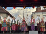 Zespół Mazowsze w Radomiu. Niezwykły koncert na Rynku, artyści zabrali publiczność w podróż po całej Polsce. Zobacz, jak było pięknie