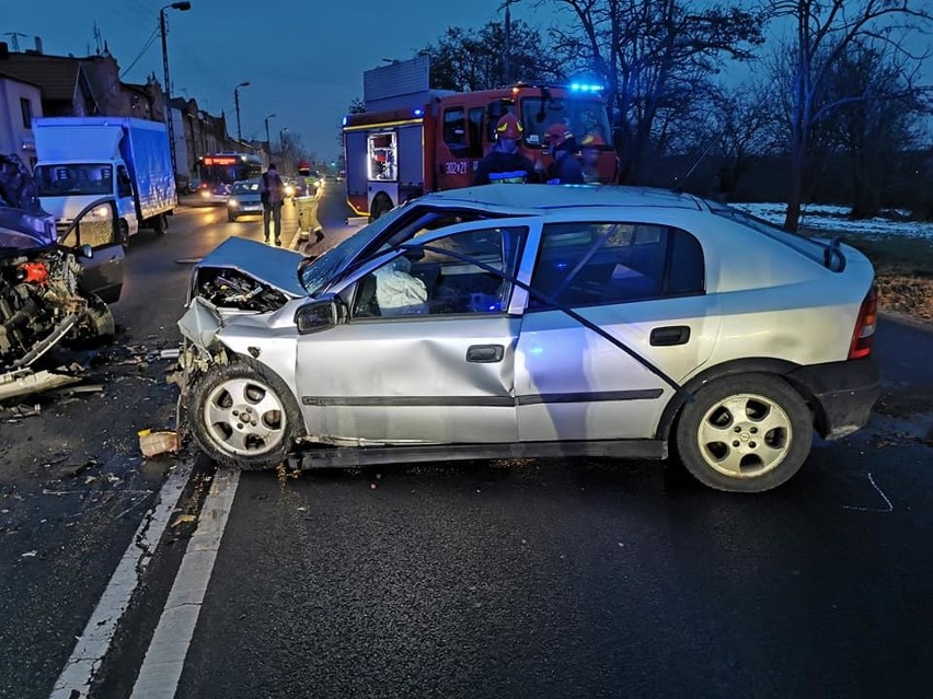 Zderzyły się dwa samochody jadące z naprzeciwka, w zdarzeniu...