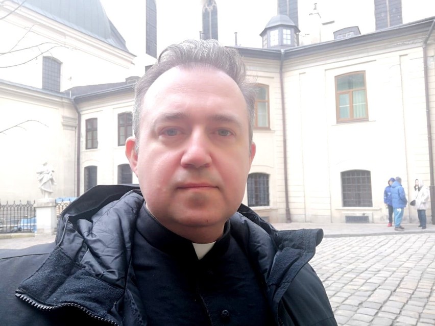 Ks. Krzysztof Szebla na tle katedry we Lwowie