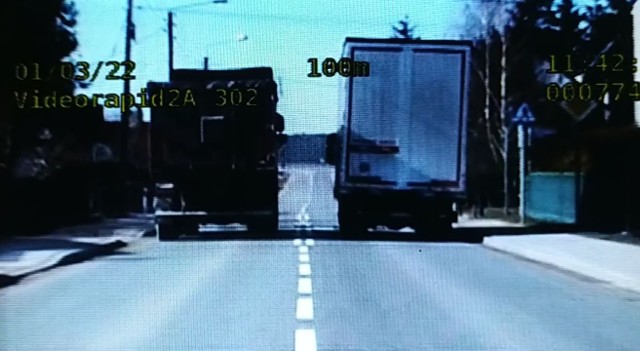 Policjanci z Olesna zarejestrowali, jak ciężarówka wyprzedza inną ciężarówkę na przejściu dla pieszych.
