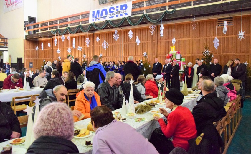 Wigilia miejska dla mieszkańców Tarnobrzega. Przy stołach ze świątecznymi potrawami spotkało się kilkaset osób. Zdjęcia z uroczystości  