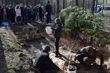 Łączą ich drzewa i pamięć i Janie Pawle II – akcja sadzenia lasu dla polskiego papieża odbyła się w leśnictwie Buszkowo w gminie Czarne