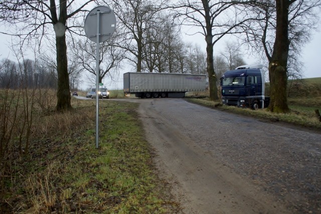 W środę (27.03) w godzinach popołudniowych, kierowca jadący ciągnikiem siodłowym z naczepą, zablokował drogę między miejscowościami Bobrowniki i Wiszno k. Damnicy. Do czasu przyjazdu specjalnej pomocy drogowej z Kobylnicy, droga w tym miejscu przez kilka godzin była zablokowana.