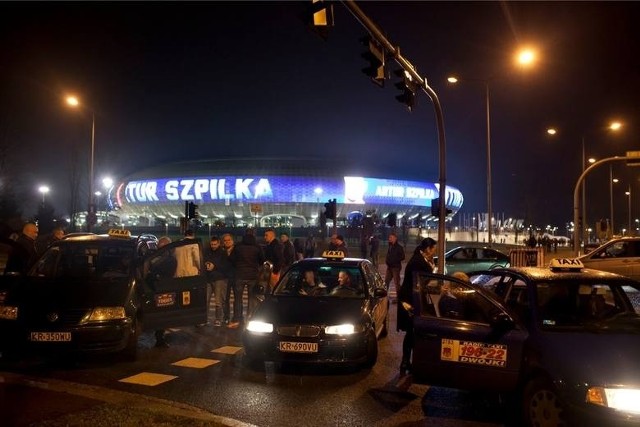 Problem z taksówkami pojawia się po masowych wydarzeniachw Kraków Arenie. Problemy z powrotem miały zwłaszcza osoby, które wybrały się na walkę Szpilka-Adamek.