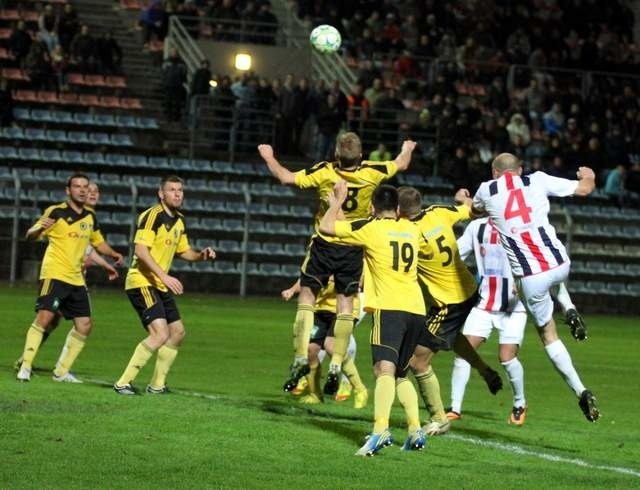 Odra Opole bezbramkowo zremisowała na własnym stadionie z Gryfem Wejherowo w meczu II ligi piłki nożnej.