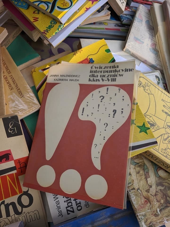 Książki z biblioteki szkolnej ze szczecińskiej szkoły trafiły na śmietnik