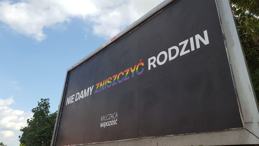 Tęczowy Białystok utworzył zbiórkę na działania wspierajace LGBT+. Milcząca Większość zbiera na kolejne billboardy (ZDJĘCIA)