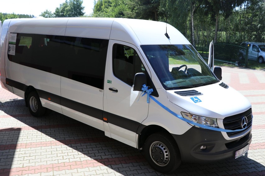 Nowy autobus do przewozu niepełnosprawnych w Fanisławicach, w gminie Łopuszno. Nowoczesne auto kosztowało ponad 230 tysięcy złotych. Zdjęcia
