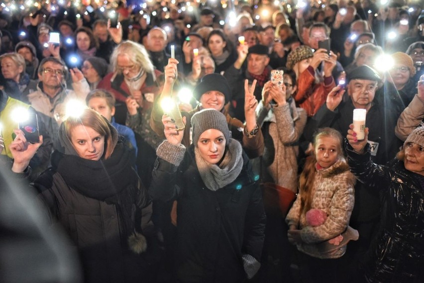 Tym razem Łańcuch Światła odbył się na Starym Rynku....