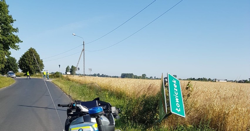 Wypadek policyjnego motocykla w Łowiczku (gmina Bądkowo)