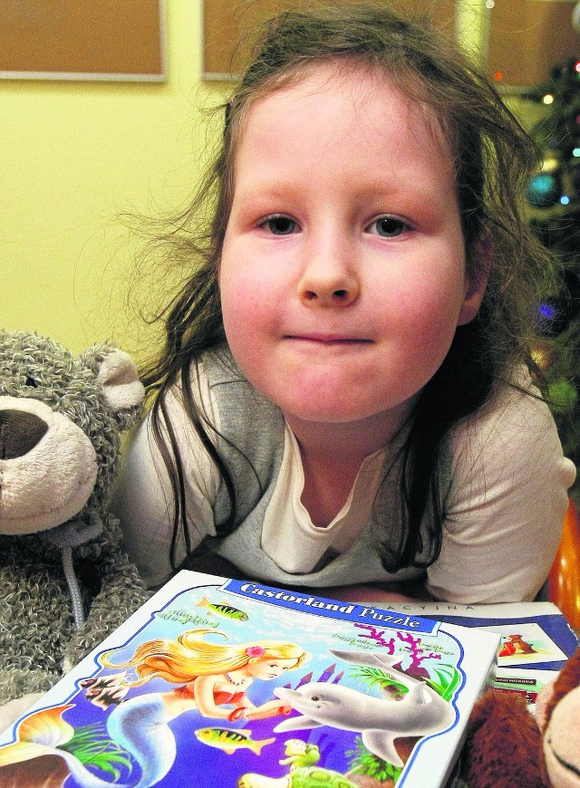 6-letnia Ada postanowiła przekazać pluszaki i puzzle 