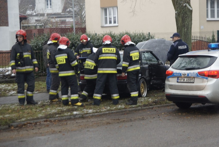 Wypadek w Szczecinku. BMW uderzyło w drzewo [zdjęcia]