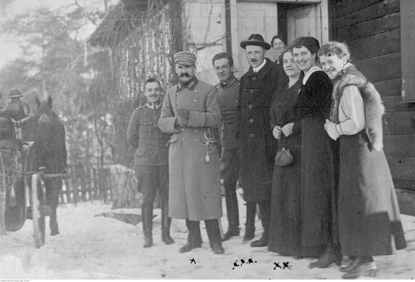 Józef Piłsudski przed domem państwa Minkiewiczów w Olkuszu