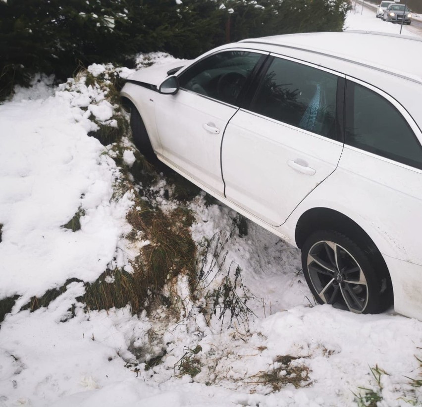 Kolizja między Sianowem a Pękaninem. Auto osobowe wypadło z...