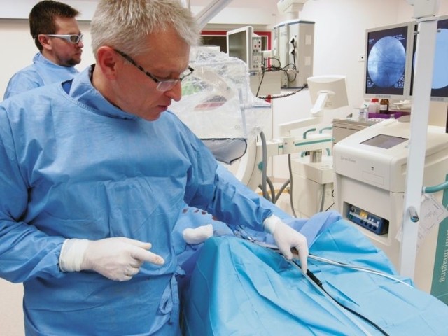 Pierwsze zabiegi krioablacji białostoccy lekarze przeprowadzali pod okiem prof. Jarosława Kaźmierczaka              