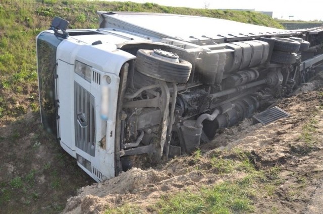 Kierowcę z obrażeniami ciała przetransportowano do szpitala. Przez ponad dwie godziny policjanci zabezpieczali miejsce zdarzenia