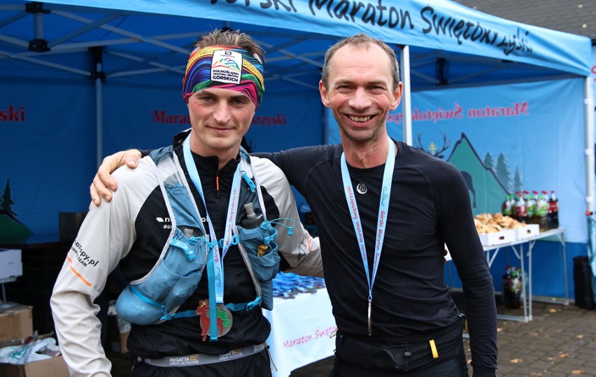 Z prawej Robert Jachymiak, zwycięzca maratonu...