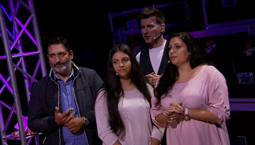 "The Voice Kids 2". Wiktoria Gabor na Przesłuchaniach w ciemno. Romska uroda i głos, którym można rozbijać szklanki! 