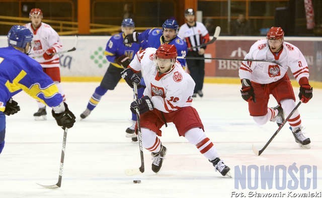 Kamil Kalinowski (na pierwszym planie) zdobył gola dla reprezentacji Polski w pierwszym meczu biało-czerwonych w turnieju Euro Ice Hockey Challenge