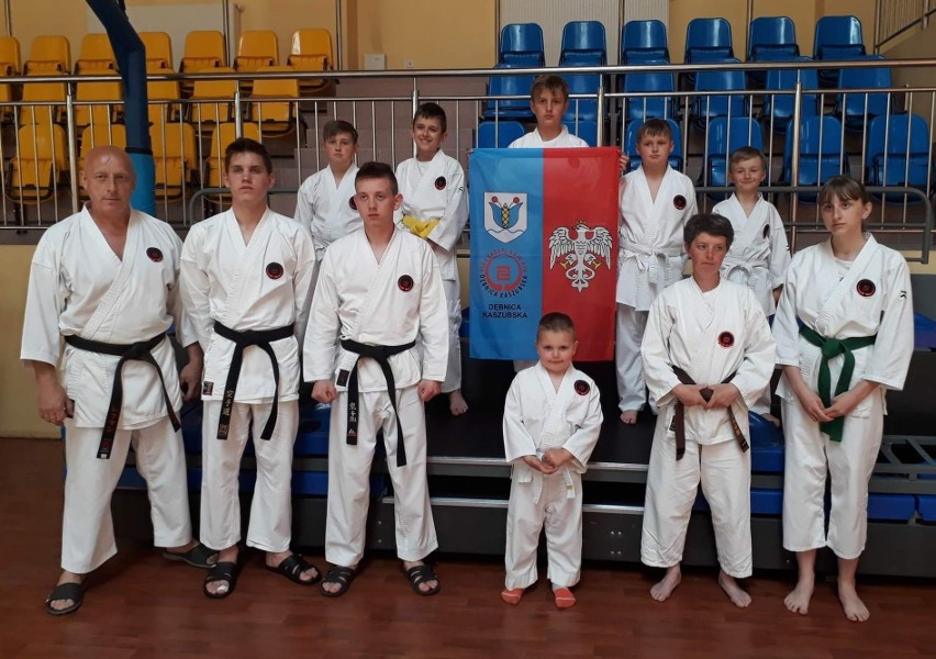 Dziesięć tytułów mistrza Polski przywieźli z Warszawy karatecy z Dębnicy Kaszubskiej