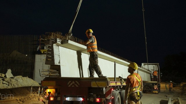 Ze względu na nietypowe gabaryty, prefabrykowane belki były wiezione w specjalnych konwojach. Jedna sztuka waży prawie 30 ton i liczy niemal 28 metrów długości