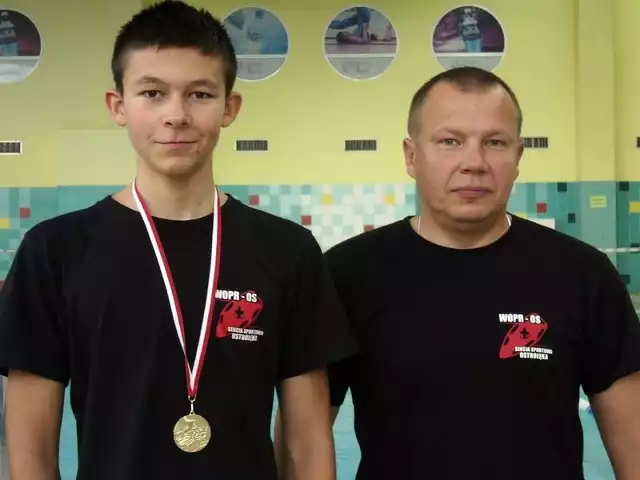 Najlepszy w gronie młodzików Hubert Nakielski z trenerem Dariuszem Małkowskim.