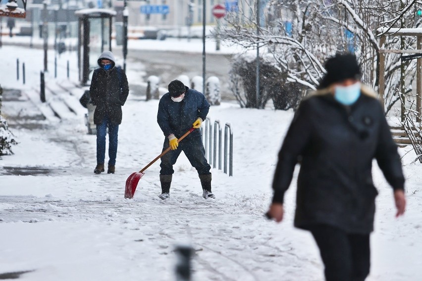 Opady śniegu we Wrocławiu i w okolicy ustały, ale na ulicach...