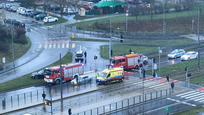 Samochód osobowy potrącił pieszego na ul. Żegrze w Poznaniu